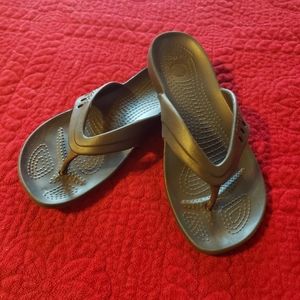 Crocs brown thongs size 8